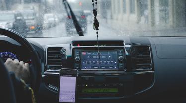 thumbnail Perjalanan dan Visibilitas Terganggu Embun Pada Kaca Mobil? Usir dengan 4 Cara Ini!