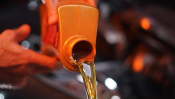 thumbnail Jangan Coba-coba, Efek Buruk Oli Mobil Berlebihan atau Kekurangan